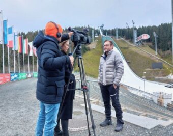 Weltcup: VSC Klingenthal zieht die Reißleine - Alexander Ziron beim Interview mit Felicitas Hölscher für das MDR-Fernsehen. 