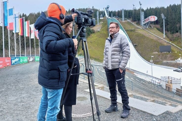 Weltcup: VSC Klingenthal zieht die Reißleine - Alexander Ziron beim Interview mit Felicitas Hölscher für das MDR-Fernsehen. 