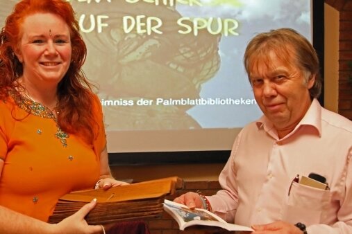 Gastgeber Harald Lasch freut sich, dass Annett Friedrich wieder dabei ist. Sie berichtet über die Palmenblätterbibliothek in Indien. 