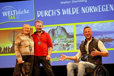 Weltenbummler planen in Plauen Festival für 2022 - André Czinkewitz (rechts) begrüßte in der Festhalle zur Weltblicke-Tag-Premiere Siglinde Fischer und Walter Steinberg (links). Das Paar reiste mit Hundedame "Motte" durchs wilde Norwegen. 