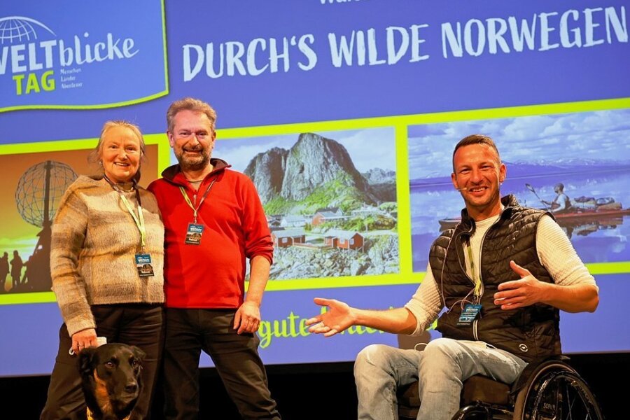 André Czinkewitz (rechts) begrüßte in der Festhalle zur Weltblicke-Tag-Premiere Siglinde Fischer und Walter Steinberg (links). Das Paar reiste mit Hundedame "Motte" durchs wilde Norwegen. 