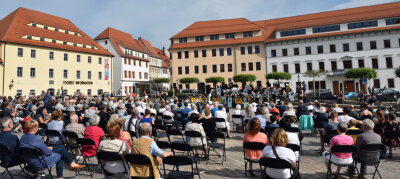 Welterbe-Konzert in Freiberg zählt rund 500 Zuhörer - Die Mittelsächsische Philharmonie und das Bergmusikcorps Saxonia Freiberg spielten am Sonntagabend auf dem Freiberger Schlossplatz.