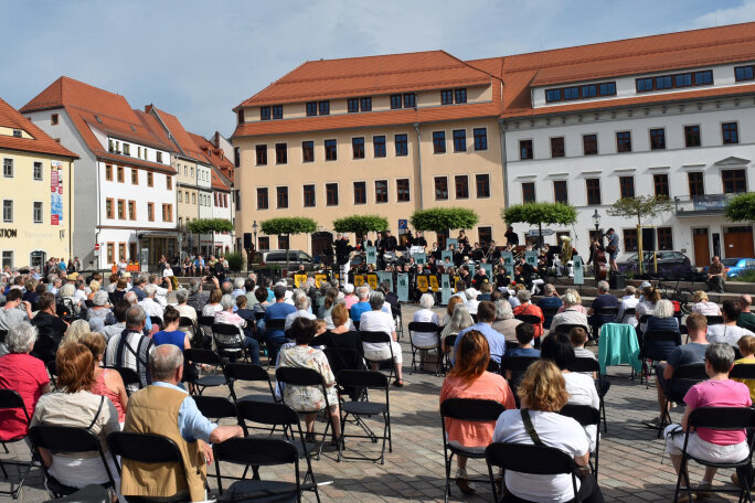 Welterbe-Konzert in Freiberg zählt rund 500 Zuhörer - Die Mittelsächsische Philharmonie und das Bergmusikcorps Saxonia Freiberg spielten am Sonntagabend auf dem Freiberger Schlossplatz.