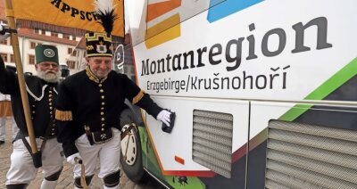 Welterbe-Werbung auf vier Rädern - Heiko Götze (r.), Vorsitzender der Historischen Freiberger Berg- und Hüttenknappschaft, möchte, dass der Welterbeschriftzug immer gut auf den Bussen zu lesen ist. 