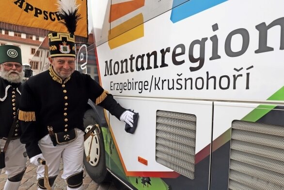 Welterbe-Werbung auf vier Rädern - Heiko Götze (r.), Vorsitzender der Historischen Freiberger Berg- und Hüttenknappschaft, möchte, dass der Welterbeschriftzug immer gut auf den Bussen zu lesen ist. 