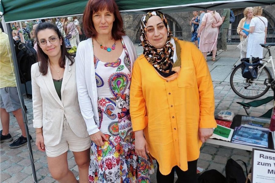 Weltflüchtlingstag: Was der Flüchtlingsrat in Chemnitz forderte - Mariela Xhana, Claudia Riedel und Hasina Amirat vom Sächsischen Flüchtlingsrat informieren über ihre Arbeit.