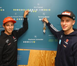 Weltklasseathleten zu Gast - Eric Frenzel (l.) und Terence Weber haben sich auf der Medaillenwand im K3 verewigt und freuen sich schon auf den Sommer-Grand-Prix. "Am Fichtelberg ist es immer sehr cool", so Weber. 