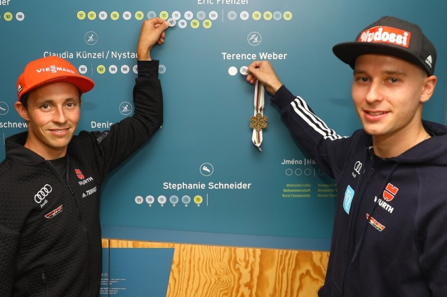 Weltklasseathleten zu Gast - Eric Frenzel (l.) und Terence Weber haben sich auf der Medaillenwand im K3 verewigt und freuen sich schon auf den Sommer-Grand-Prix. "Am Fichtelberg ist es immer sehr cool", so Weber. 