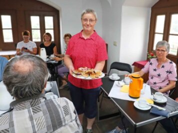 Weltladen in Werdau serviert letztes Stück Kuchen - Jutta Hofmann kümmerte sich um die Besucher im Café auf dem Turm der Werdauer Marienkirche. 