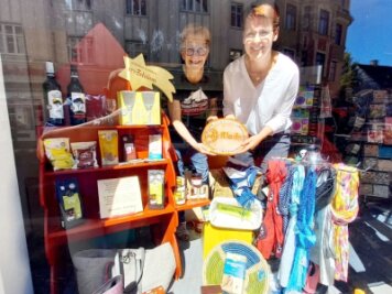 Weltladen schließt nach 25 Jahren seine Tür im Pfarrhaus von Werdau - Christine Burkhardt (links) vom Weltladen freut sich über die Unterstützung durch Katja Modes vom Bastelgeschäft.