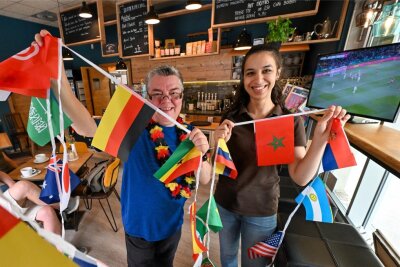 Weltmeisterschaft der Frauen: Ein kleines Chemnitzer Café im Fußballfieber - Ines Schlenzig vom Café & Tee Contor und ihre Mitarbeiterin Amal aus Marokko sind im WM-Fieber.