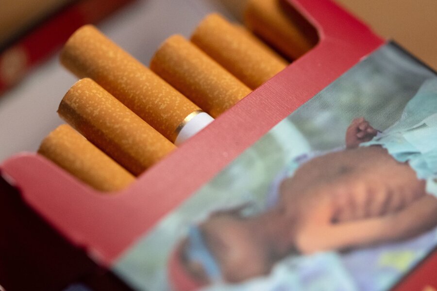 Weltnichtrauchertag: Weniger Menschen in Sachsen rauchen - Eine geöffnete Zigarettenpackung liegt auf einem Tisch. In Sachsen ist der Anteil der Raucherinnen und Raucher langsam, aber stetig rückläufig.