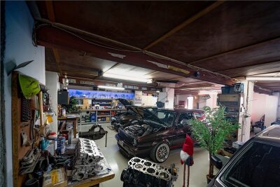 Weltrekord mit über 1300 PS: Denny und der böse Golf - Hereinspaziert: In einer Werkstatt im vogtländischen Falkenstein wird der Wagen immer weiter verbessert. 