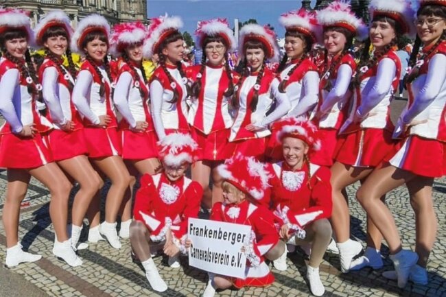 Weltrekord vor der Semperoper mit den Funken aus Mittelsachsen - Der Frankenberger Carnevalsverein Foto: Lohfink/FCV
