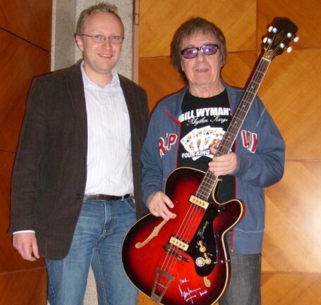 Weltstar signiert Bass für Markneukirchen - 
              <p class="artikelinhalt">Museumsleiter Christian Hoyer traf Bill Wyman in Berlin, wo der Rockmusiker den in Markneukirchen gezeigten Bass signierte. </p>
            