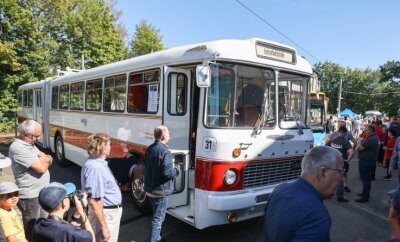 Weltweit gibt es nur noch drei dieser Busse: In Chemnitz steht jetzt eine absolute Rarität - Der Ikarus 180 fuhr bis Anfang der 1980er-Jahre in Chemnitz und war am Samstag die Attraktion schlechthin. Er steht nun im Museum. 