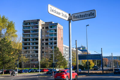 Wem gehört die Hochhaus-Ruine an der Zwickauer Straße in Chemnitz? - Die Ruine steht an der Kreuzung Zwickauer Straße/Reichsstraße und damit am Eingang zur Innenstadt von Chemnitz. Den benachbarten Sechsgeschosser hat die GGG sanieren lassen.
