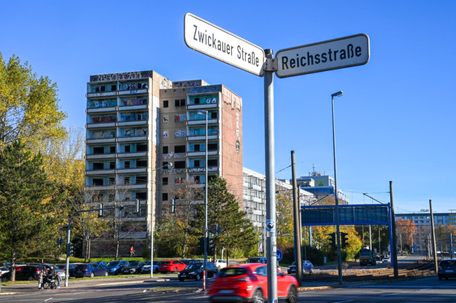 Wem gehört die Hochhaus-Ruine an der Zwickauer Straße in Chemnitz? - Die Ruine steht an der Kreuzung Zwickauer Straße/Reichsstraße und damit am Eingang zur Innenstadt von Chemnitz. Den benachbarten Sechsgeschosser hat die GGG sanieren lassen.