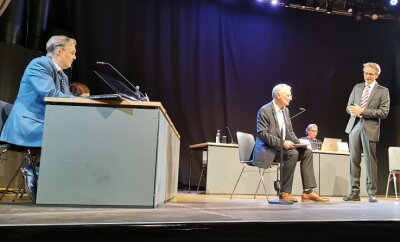 Wem gehört unser Leben? - Der Intendant des Deutsch-Sorbischen Volkstheaters Bautzen Lutz Hillmann (sitzend in der Mitte) als lebensmüder Kläger. 