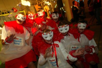Wemaer lassen Puppen tanzen - 
              <p class="artikelinhalt">Faschingstreiben des Wemaer Karneval Clubs am Samstagabend im Plauen-Park: Als Kinder-Schoko-Bons verkleidet, heimste diese Truppe den dritten Platz beim Kostümwettbewerb ein. </p>
            