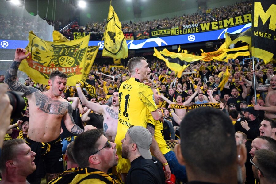 Wembley wartet: So kommen BVB-Fans an Tickets - Dortmunds Marco Reus (M) jubelt mit den mitgereisten Fans über den Sieg bei Paris Saint-Germain.
