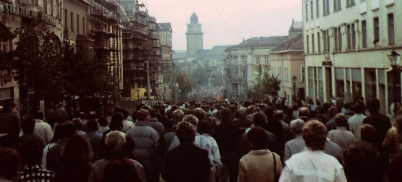 Wendeherbst in der Region - 
              <p class="artikelinhalt">Dieses Foto schoss "Freie Presse"-Leser Christian Seifert aus Plauen am 14. Oktober 1989 in der Vogtlandstadt. An diesem Tag fand in Plauen die zweite Großdemonstration statt. Alles blieb friedlich.</p>
            