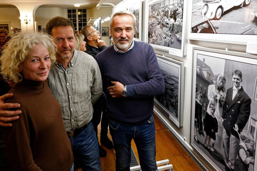 Wendezeit-Fotoausstellung in Lichtenstein: Ehepaar entdeckt sich auf Brautfoto wieder - Andreas Kretschel (rechts) mit Brigitte und Ronald Schneider, die er 1990 als Brautpaar fotografierte.