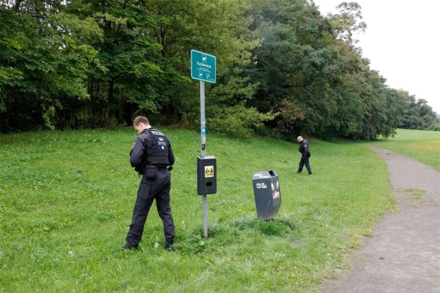 Wendung im Macheten-Fall von Chemnitz: Jetzt Ermittlungen gegen angebliches Opfer - Polizeibeamte hatte am Tag nach dem angeblichen Überfall Teile des Chemnitzer Stadtparks nach Spuren durchsucht.