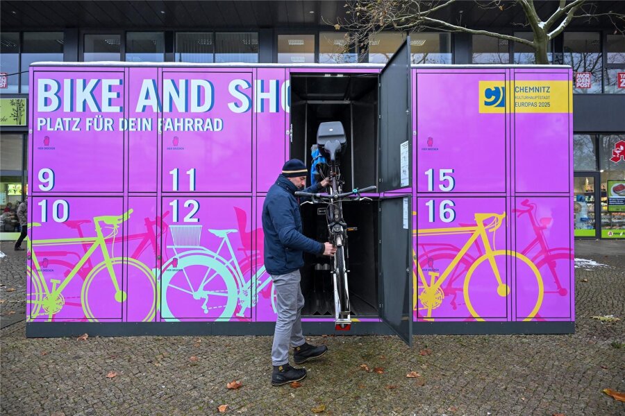 Wenig genutzte Fahrradboxen: Chemnitzer Grüne fordern Nachbesserungen - Seit November 2023 können die drei Fahrradgaragen (im Foto der Standort Straße der Nationen/Brückenstraße) genutzt werden.