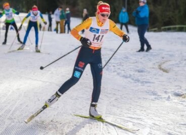 Wenig Schnee, aber viele warme Worte - Hanna Hennig vom SV Neudorf eifert ihrer bekannten Schwester Katharina nach: Im Rätzteichgebiet gewann sie den 59. Pokallanglauf "Rund um Marienberg" für Schülerinnen der U 13. 