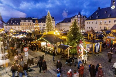 Wenige Tage bis zur Eröffnung: Was der Annaberger Weihnachtsmarkt Neues bietet - Am 1. Dezember soll der Annaberger Weihnachtsmarkt – hier ein Foto von 2022 – eröffnet werden.