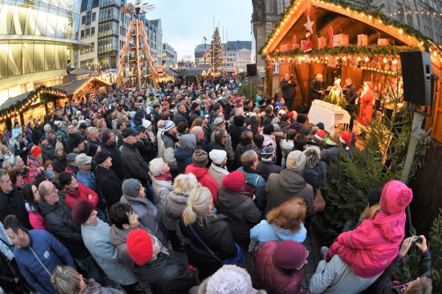 So sah es zur Eröffnung des vorerst letzten Chemnitzer Weihnachtsmarktes 2019 aus: Viele Besucher drängen sich vor den hell erleuchteten Buden. In elf Wochen soll die City wieder so aussehen. 