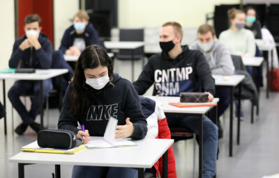 Weniger Klausuren, mehr Prüfungszeit: Coronabedingte Lockerungen für Sachsens Schüler - 