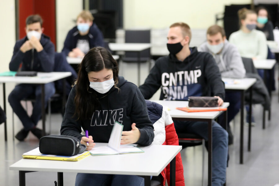 Weniger Klausuren, mehr Prüfungszeit: Coronabedingte Lockerungen für Sachsens Schüler - 