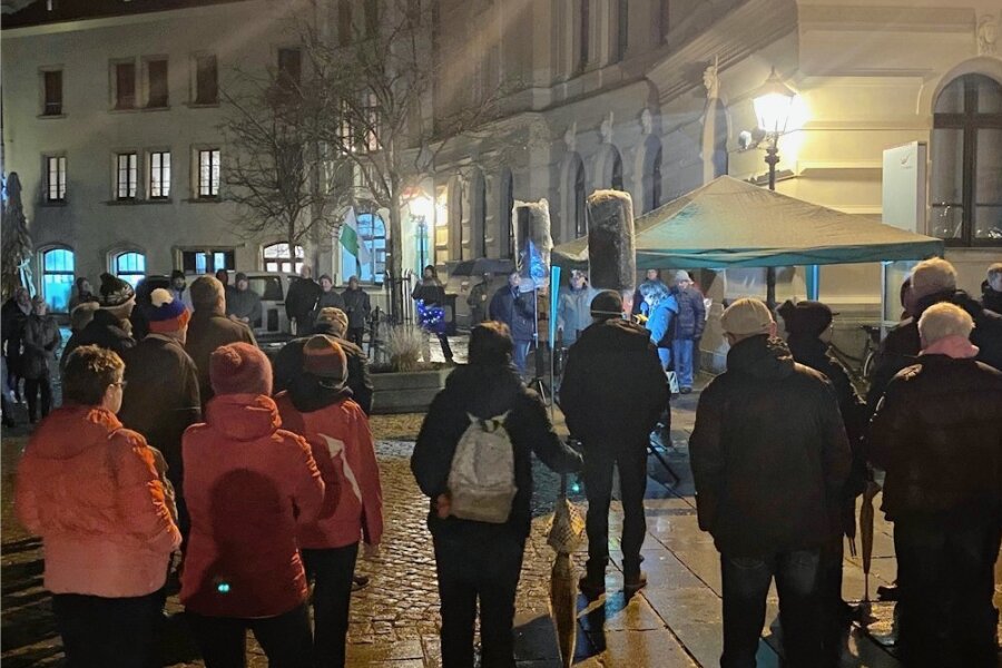 Weniger Menschen bei Montagsprotesten im Landkreis Zwickau - Auf dem Domhof in Zwickau versammelten sich am Montagabend knapp 300 Menschen. Ein Redner forderte den Rücktritt der Bundesregierung.