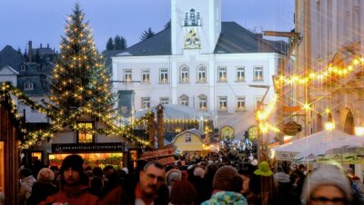 Weniger Personal - weniger Buden - Personalnot und Aspekte wie Rohstoffmangel haben Folgen für einen Teil der Weihnachtsmärkte im Erzgebirge, wie auch auf dem Schneeberger Weihnachtsmarkt. 