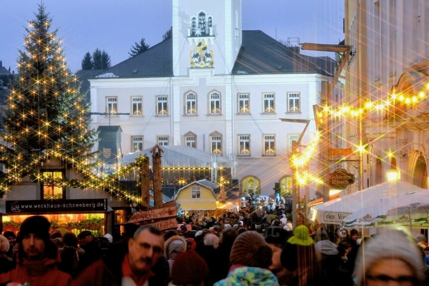 Weniger Personal - weniger Buden - Personalnot und Aspekte wie Rohstoffmangel haben Folgen für einen Teil der Weihnachtsmärkte im Erzgebirge, wie auch auf dem Schneeberger Weihnachtsmarkt. 