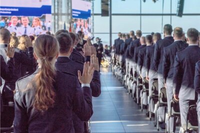 Weniger Stellen für Polizeinachwuchs geplant - Vereidigung Polizeianwärter im Flughafen Dresden. 