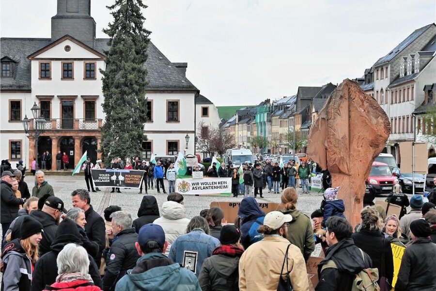 Weniger Teilnehmer bei Demo der "Freien Sachsen" in Rochlitz - Am Mittwochabend standen sich auf dem Rochlitzer Markt wieder "Freie Sachsen" und Gegendemonstranten (hier im Vordergrund) gegenüber, auf beiden Seiten jeweils etwa 50 bis 60 Personen. 