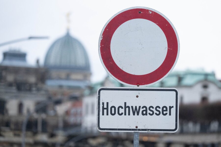 Weniger Versicherungsschäden in Sachsen durch Wetterextreme - Ein Schild mit der Aufschrift „Hochwasser“ steht am Terrassenufer.