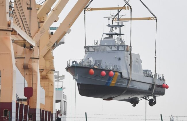 Weniger Waffen, mehr Biss - Ein Küstenschutzboot für Saudi-Arabien wird im Hafen von Mukran an der Ostsee auf ein Transportschiff verladen. 