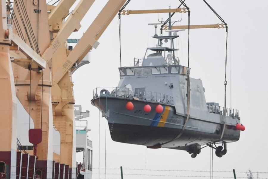 Weniger Waffen, mehr Biss - Ein Küstenschutzboot für Saudi-Arabien wird im Hafen von Mukran an der Ostsee auf ein Transportschiff verladen. 