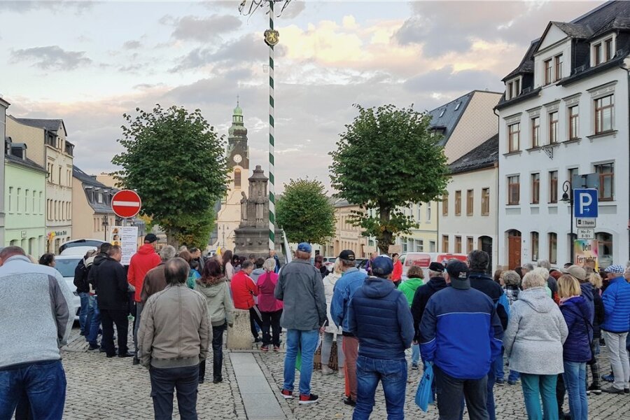 Weniger Zulauf für Demo in Adorf - Nach Polizeiangaben hatten sich am Montagabend in Adorf rund 100 Menschen auf dem Marktplatz zur Protestveranstaltung getroffen. 