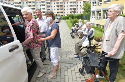 Wenn alte Erinnerungen wach werden - Bewohnerinnen des Seniorenheims "Johanna Rau" in Freiberg gingen am Donnerstag mit Rainer Bruha auf Nachmittagsausfahrt. Mit dabei war auch Betreuerin Beate Grohmann. 