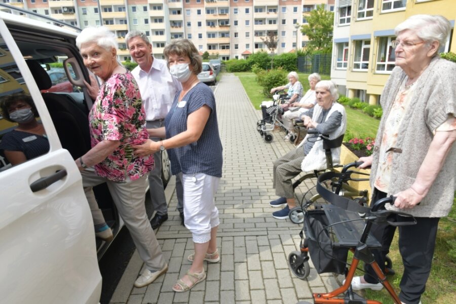 Wenn alte Erinnerungen wach werden - Bewohnerinnen des Seniorenheims "Johanna Rau" in Freiberg gingen am Donnerstag mit Rainer Bruha auf Nachmittagsausfahrt. Mit dabei war auch Betreuerin Beate Grohmann. 