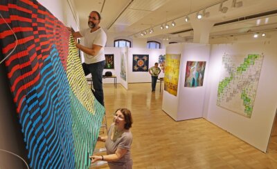 Wenn aus 6000 Stoffstücken Kunstwerke entstehen - Museumsleiterin Marina Palm und Mitarbeiter Thomas Zinke bauen seit Dienstag die neue Ausstellung auf. Sowohl traditionelle als auch moderne Patchwork-Arbeiten werden zu sehen sein. 