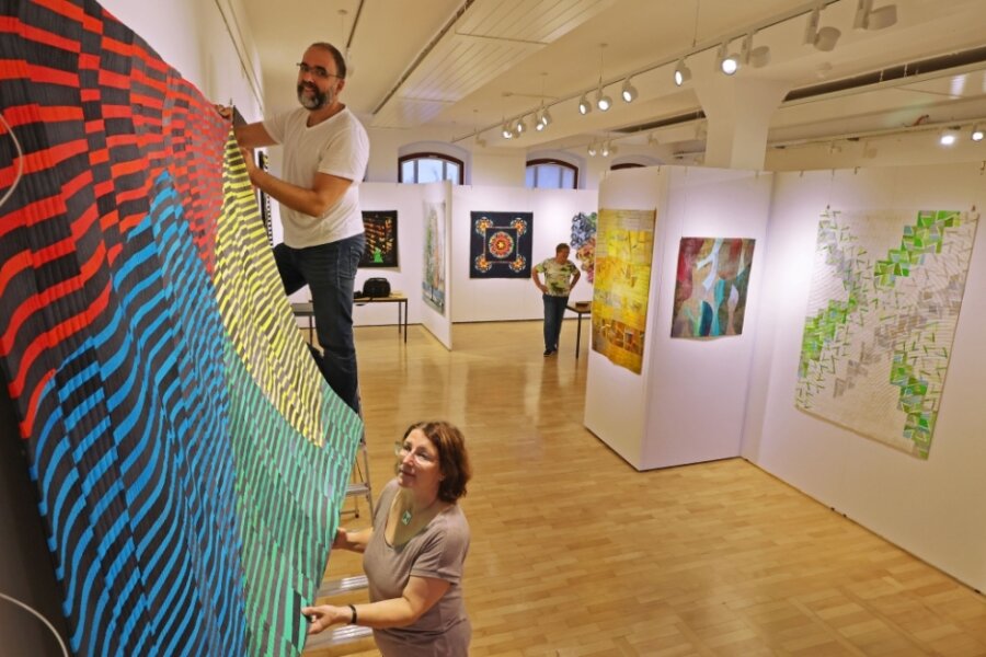 Wenn aus 6000 Stoffstücken Kunstwerke entstehen - Museumsleiterin Marina Palm und Mitarbeiter Thomas Zinke bauen seit Dienstag die neue Ausstellung auf. Sowohl traditionelle als auch moderne Patchwork-Arbeiten werden zu sehen sein. 