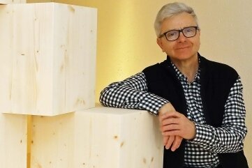 Wenn aus Holzwürfeln Kunst wird - Matthias Scheibner vor den Holzwürfeln, die Künstler aus ganz Sachsen zur individuellen Gestaltung erhielten. 