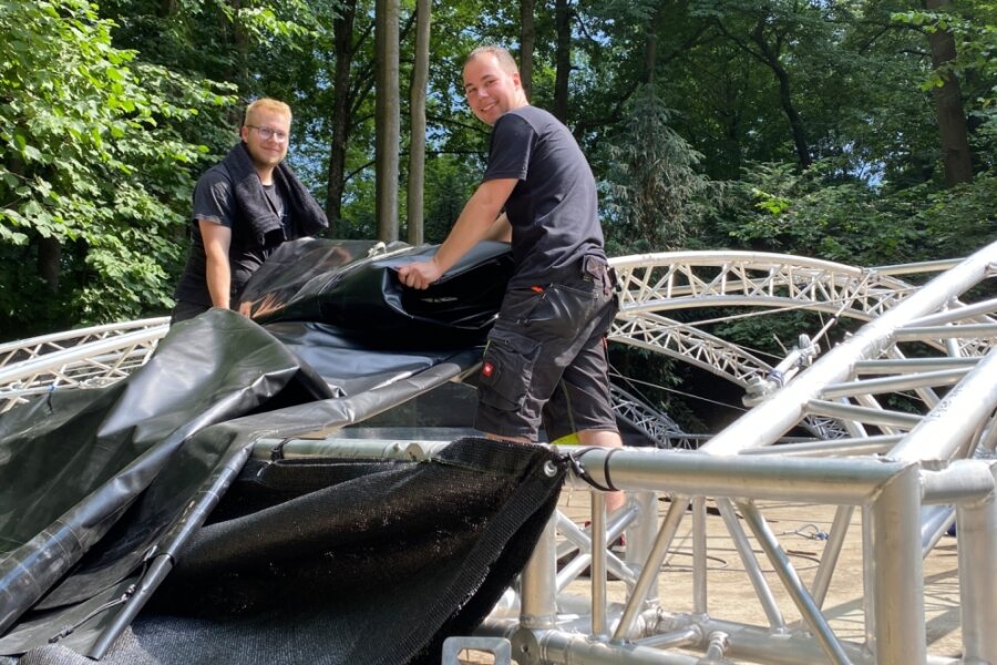 Leon Franke (l.) und Moritz Rotter beim Aufbau der Waldbühne in Börnichen. 