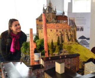 Wenn Burgen nicht mehr belagert werden - Burgverwalterin Susanne Tiesler in der aktuellen Ausstellung "Dicke Luft. Burg Kriebstein und die Papierfabrik 1856-1945",hier das von Andreas Funke gebaute Modell. 